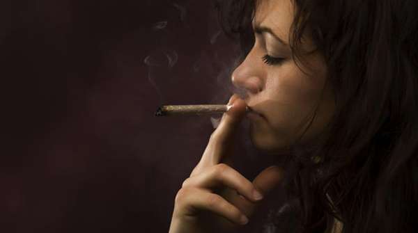 smoking-women-weed-mariguana
